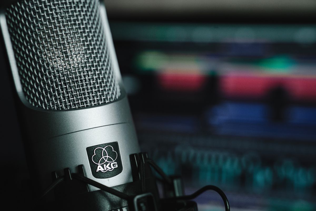 AKG Lyra: Pros And Cons